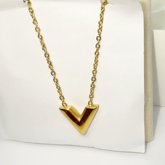 18K Gold Plated Stainless Steel V Pendant Necklace - Picture 2 of 5